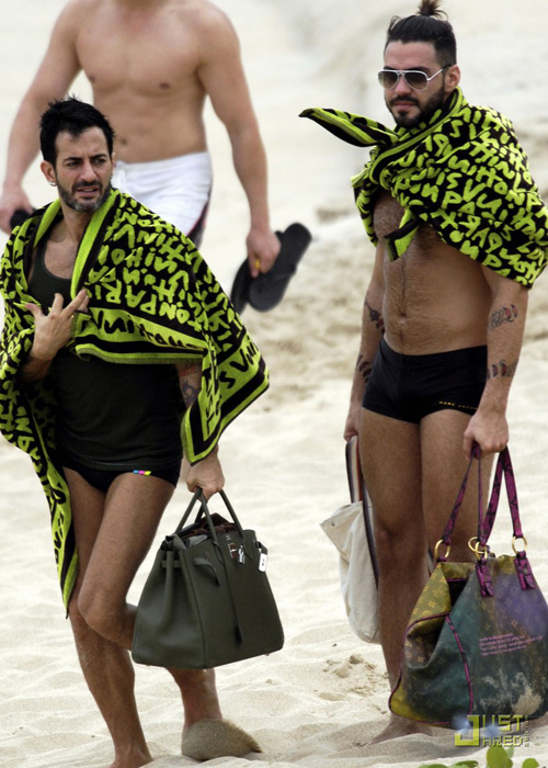 marc-jacobs-shirtless-christmas-eve-01