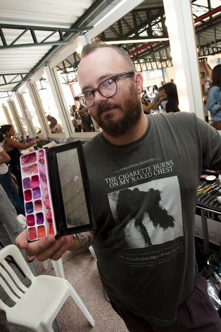 Robert Stevão com sua paleta da Kryolan para o desfile da Cavalera