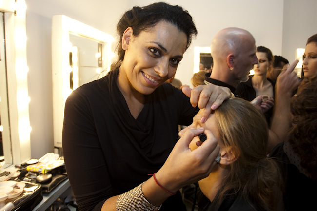 Fabiana Gomes maquiando Alicia para o desfile da Iódice