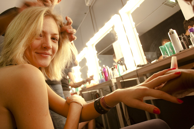 Bárbara Berguer pintando as unhas com vermlho desejo da Risqué